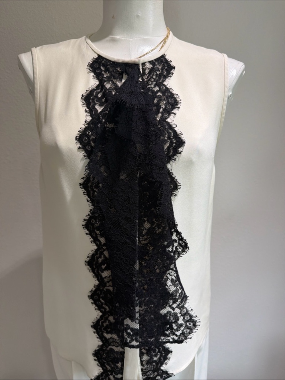 ST JOHN Sz 4 Sleeveless Ivory Blouse with Black Lace Front Tie
